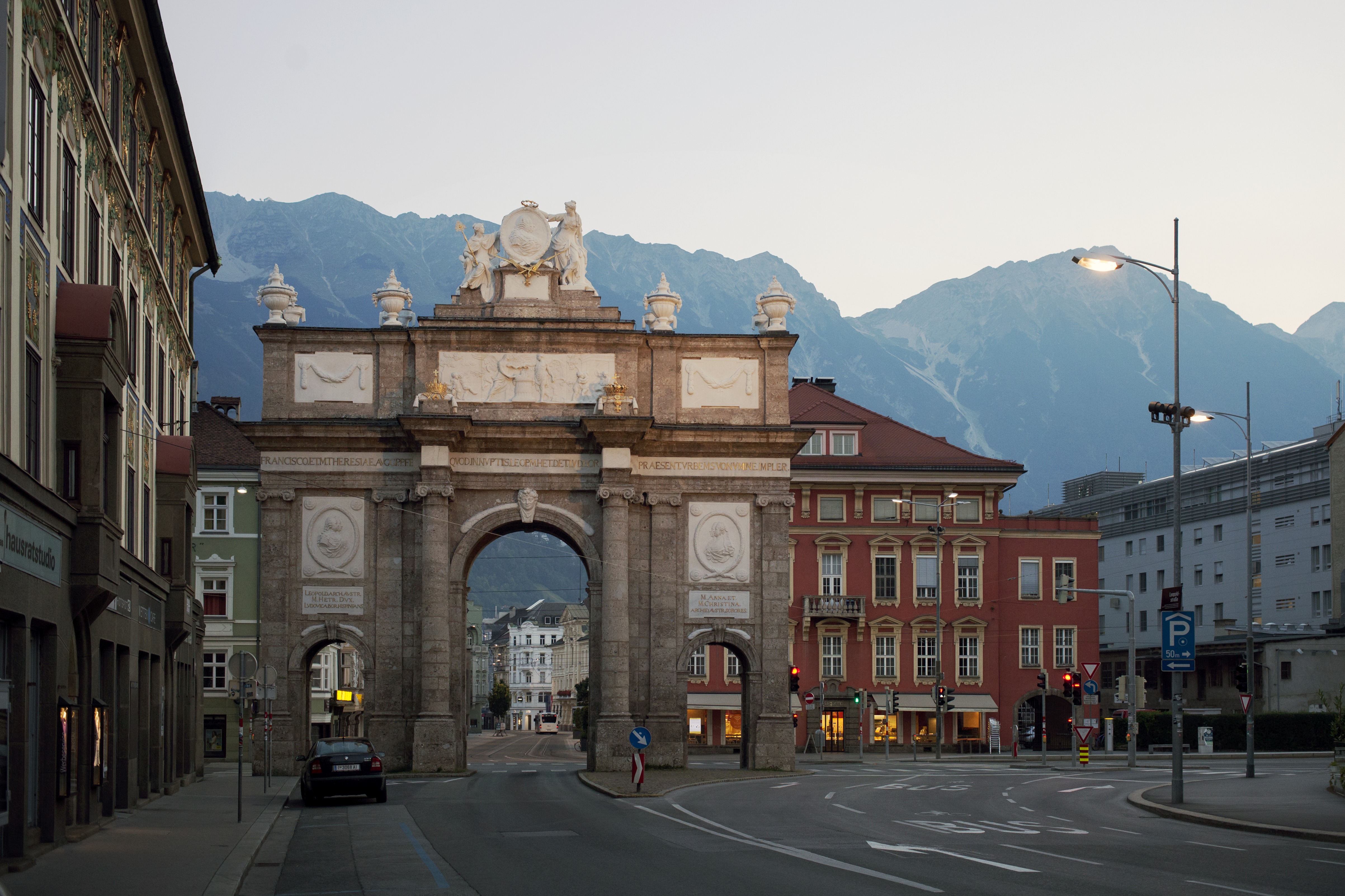 <p>L'imposante Porte de triomphe d'Innsbruck. Ici du côté joyeux.</p>
